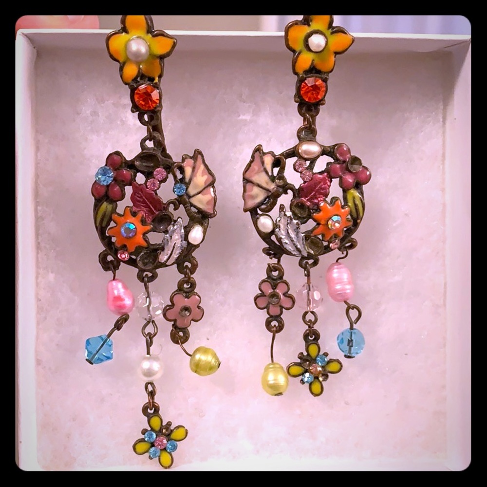 Super unique long dangling butterfly earrings 🦋